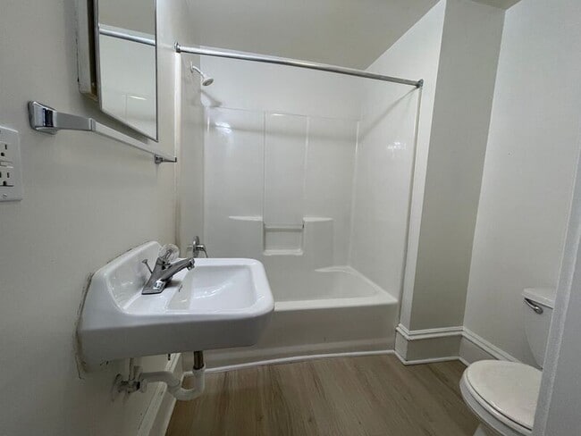 Building Photo - 517 W Maple Ave