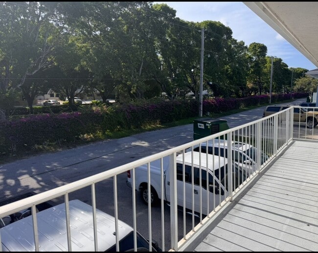 Building Photo - Balcony & Garage - Available Now! ** Speci...