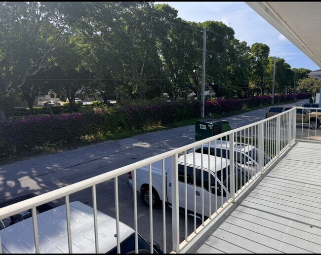 Building Photo - Private Top Floor 2 Bedroom with Balcony &...