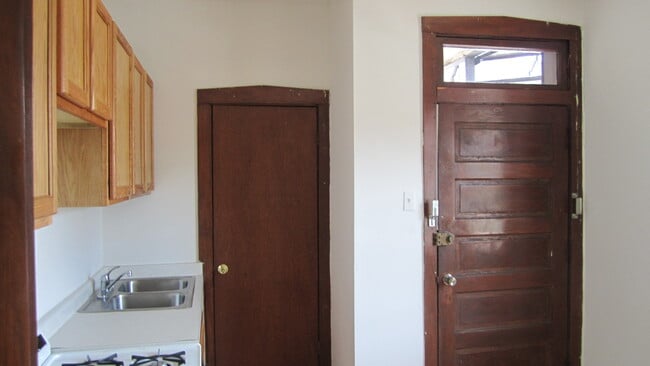 Building Photo - Beautiful Studio Apartment Available for Sublet March 1st