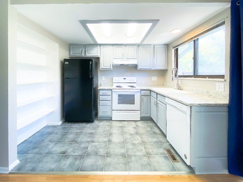 Building Photo - 2282 S Oakland Way