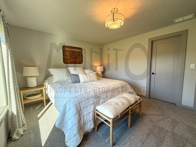 Building Photo - Spacious Eagle Ridge Home