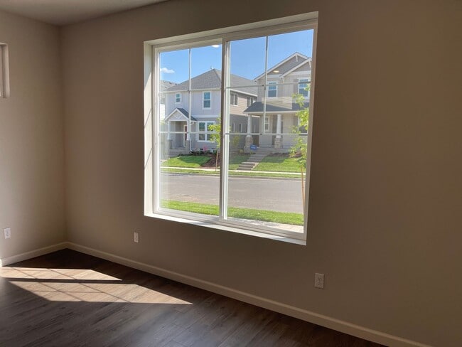 Building Photo - Stylish & Comfortable Living with Fireplace, Island Kitchen, and Private Suite, parks and playgro...