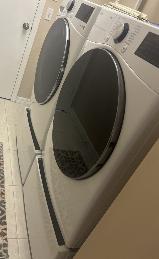 Building Photo - 922 Jackson Way