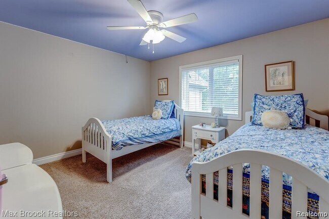 Building Photo - 1050 Oakwood Dr