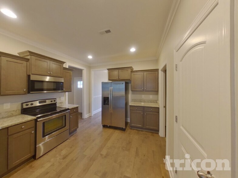 Building Photo - 5105 Cloverhill Dr