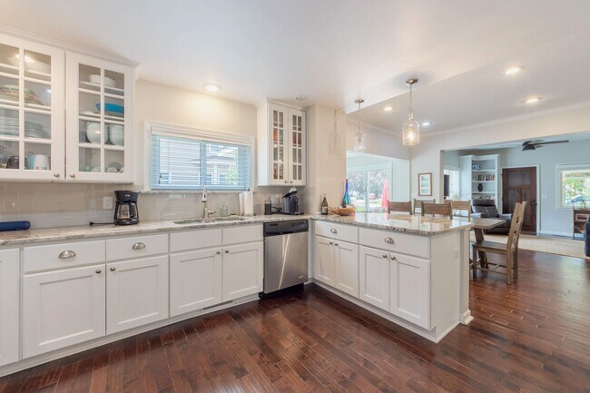 Building Photo - Charming Fully Furnished Three Bed, Two Ba...