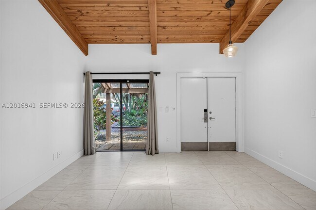 Building Photo - 2619 Parkview Dr S
