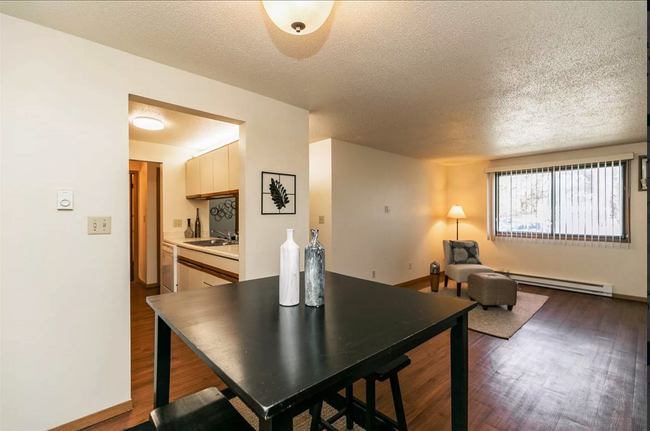 Kitchen area - 808 Benton Dr