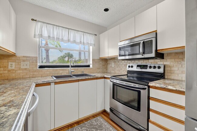 Building Photo - 6101 SE Landing Way