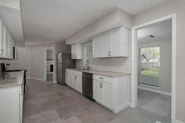 Building Photo - 1920 S Mayfair Ave