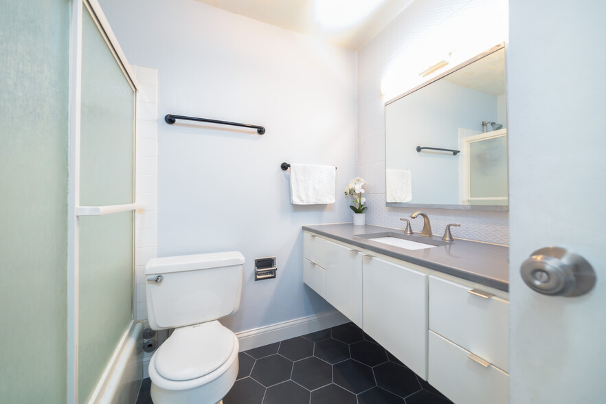 2nd Bathroom - 5445 N Sheridan Rd