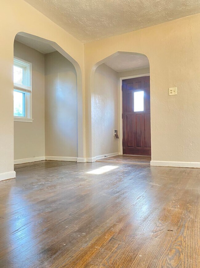 Building Photo - Large 2 bed 1 bath duplex with one car att...