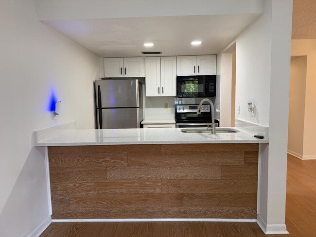 Building Photo - 2525 W Bay Dr