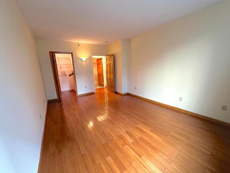 Building Photo - 45 River Dr S