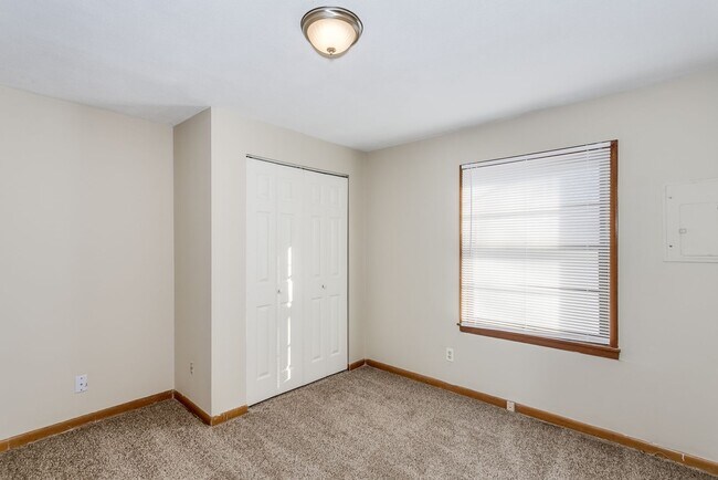 Building Photo - 4644 S Oak Ave