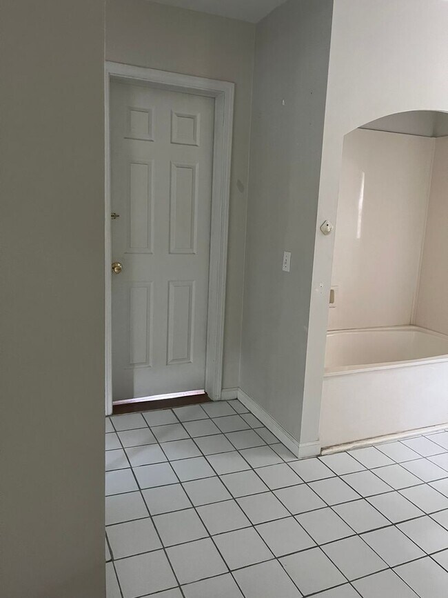 Building Photo - 123 Pond Dr