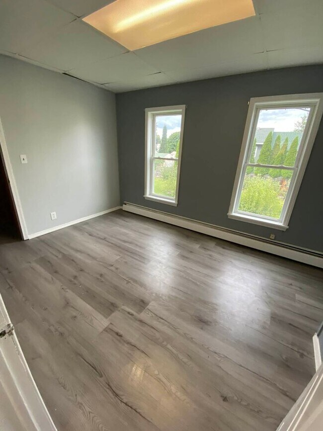 Building Photo - 427 3rd Ave