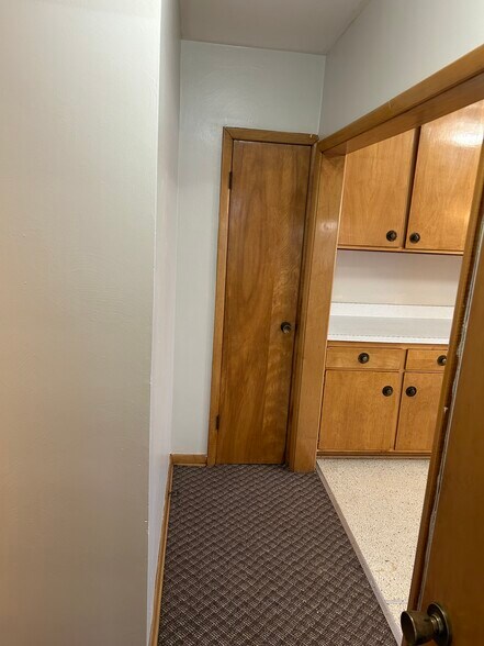 Building Photo - 826 Hess Ave