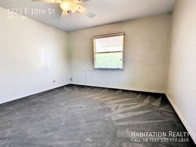 Building Photo - Pre-Lease!! Spacious 2 bed/1 bath Universi...