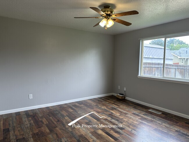 Building Photo - 614 Alturas St