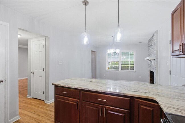 Building Photo - 208 Greenbriar Dr