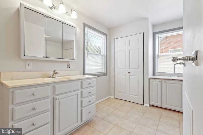 Building Photo - Picture-Perfect 2 Bedroom Home!