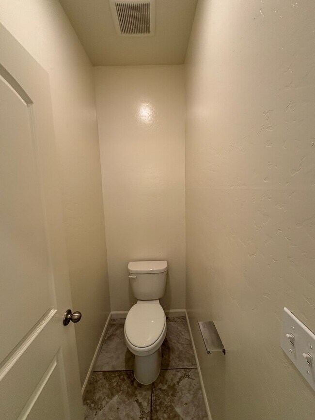 Building Photo - Beautiful home in a gated community Rent Ready!