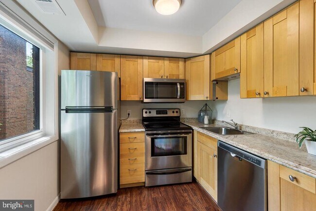 Building Photo - 3330 S 28th St