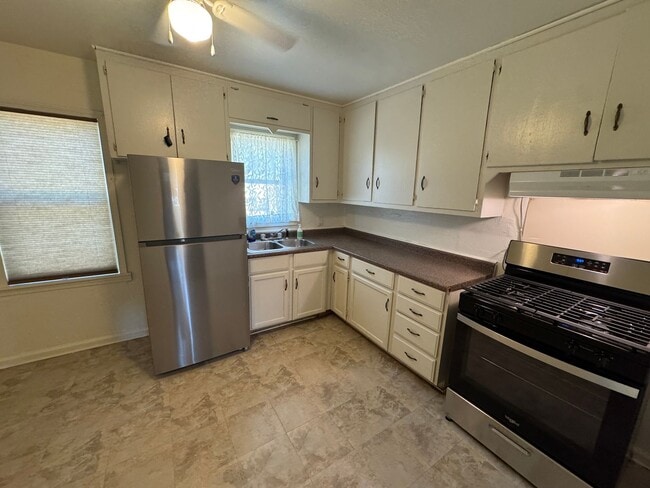Building Photo - 200 off!  Newly remodeled 2 bed 1 bath walking distance to MWC High School, No carpet, large fenc...