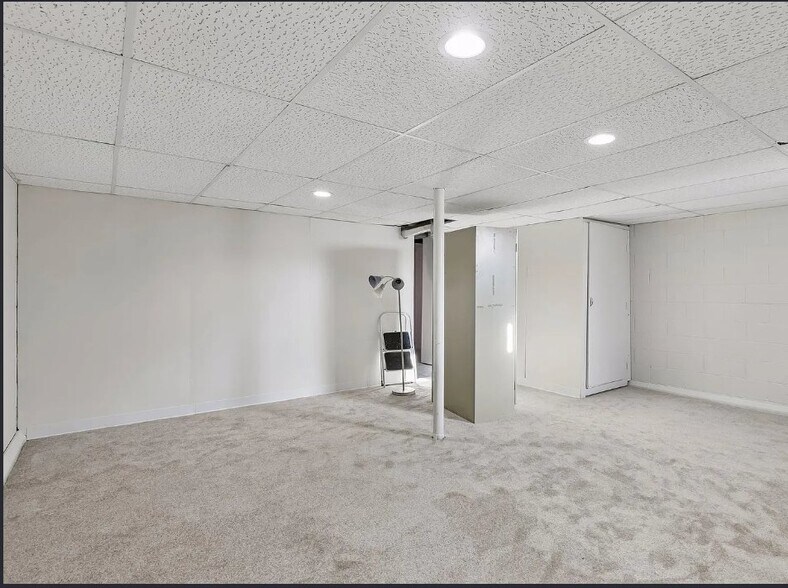 Building Photo - 411 Dorland Pl S