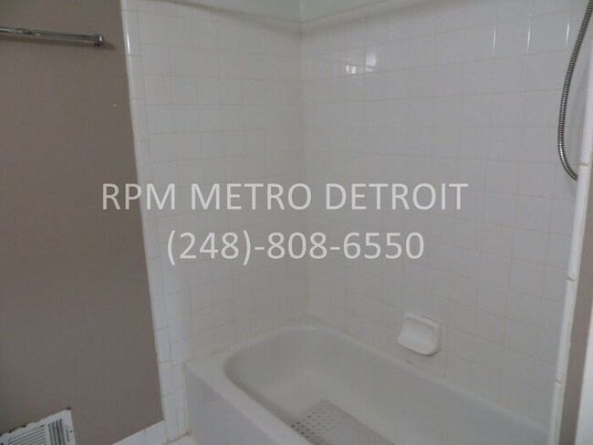 Building Photo - Sterling Heights Condo(16 Mile & Mound)