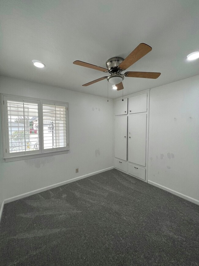 Building Photo - 40458 Landon Ave