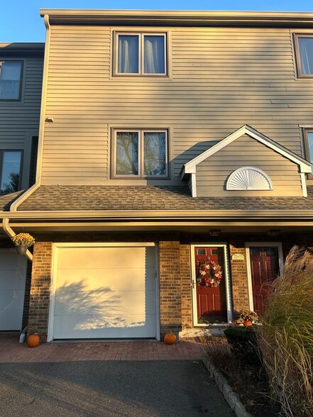 Primary Photo - 882 N Colony Rd