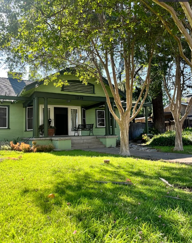 Building Photo - Charming 3-Bedroom Home in the Heart of th...