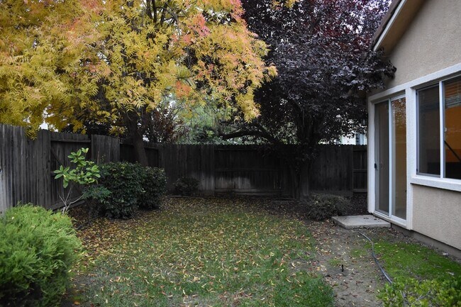 Building Photo - 570 Barclay Way