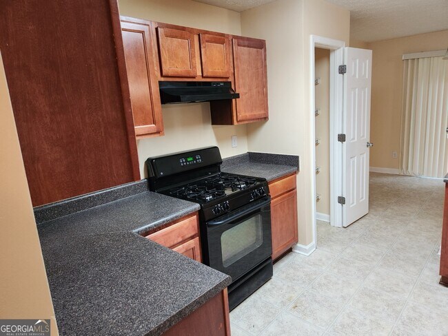 Building Photo - 2135 Pineview Trail