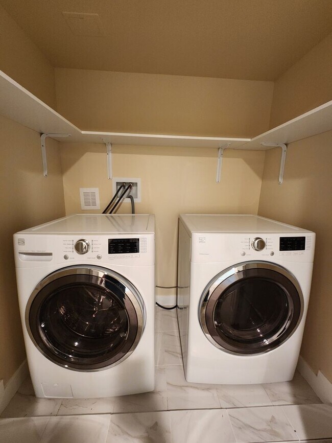 Building Photo - Luxury! 4 bdrm 3.5 bath HOUSE w/ Views! 2 car garage!