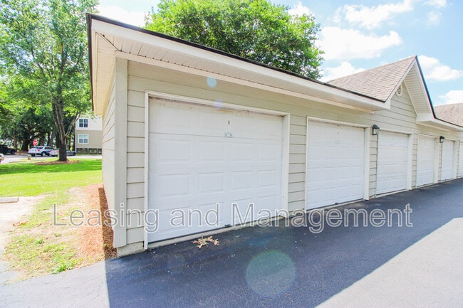 Building Photo - 700 Daniel Ellis Dr