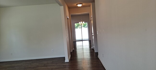Building Photo - 1527 Sergeant Ln