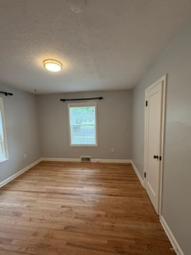 Building Photo - Newly updated 2 bedroom in excellent location!!