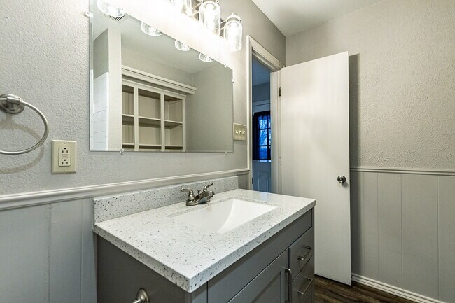 Building Photo - Sleek South Loop Duplex | Updated 2-bed with Garage