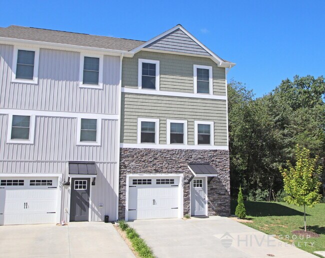 Primary Photo - Beautiful End-Unit Townhouse with Pond Vie...