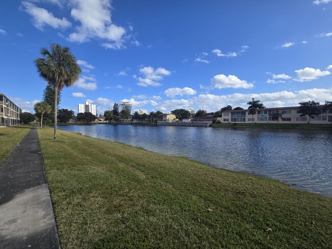 Building Photo - 2-Bed, 2-Bath Miami Condo in HOA Community – Pool, Laundry On-Site