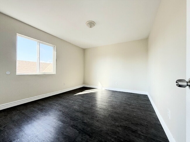 Building Photo - 846 W 55th St