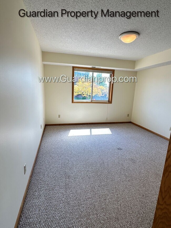 Building Photo - Richfield 2nd Floor Apartment, Very Spacio...