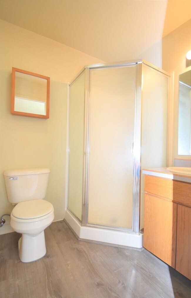 Building Photo - Beautiful 4 bedroom, 3 bathroom unit with attached garage!