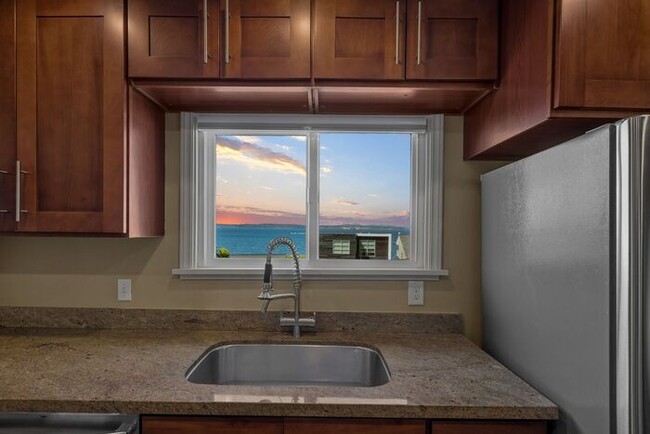 Building Photo - Charming Beach Drive Craftsman w/ AC and V...