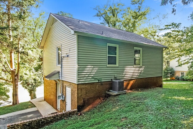 Building Photo - 421 Whispering Pines Dr