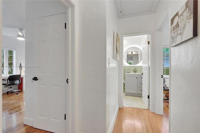 Building Photo - 842 NW 9th Ct